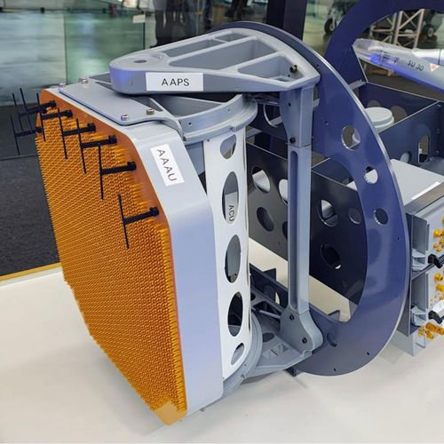 Ăng ten mảng pha này có đường kính lên tới 950 mm chứa 2.400 module thu phát, theo đại diện DRDO, sẽ cải thiện đáng kể tốc độ quét và cho phép theo dõi mục tiêu hiệu quả hơn, bao gồm cả tiêm kích sử dụng công nghệ tàng hình.