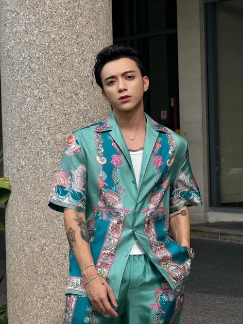 Soobin Hoàng Sơn bất ngờ xuất hiện với trang phục của thương hiệu Versace, thu hút sự quan tâm. Ảnh: @soobin.hoangson.