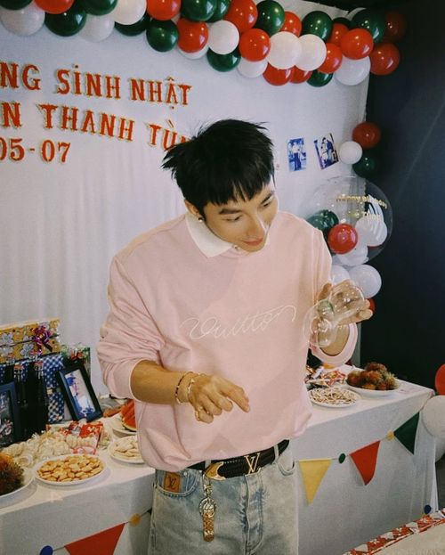 Sơn Tùng M-TP vẫn mặc đồ Louis Vuitton trong bữa tiệc sinh nhật gần đây. Ảnh: @sontungmtp.