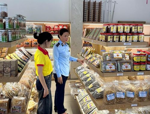 Lực lượng chức năng kiểm tra sản phẩm hàng hóa - Ảnh: VGP/Lưu Hương