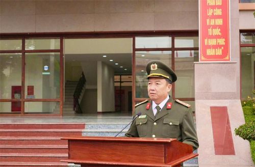  Đại tá Trần Văn Mười, Phó Giám đốc Công an tỉnh Lâm Đồng phát động thi đua. (Ảnh: NY) 