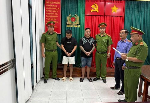 Công an tống đạt Quyết định bắt khẩn cấp đối với hai đối tượng.