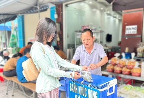Bánh khúc được bán trên những con phố nhỏ.