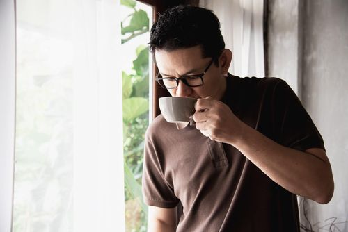 Cà phê vốn có tác dụng lợi tiểu, uống ngay sau khi say rượu có thể khiến bạn càng dễ mất nước. Ảnh: Freepik.