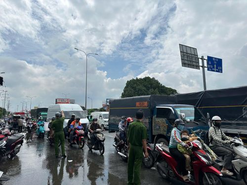  Lực lượng chức năng điều tiết, phân luồng giao thông. Ảnh: AX 