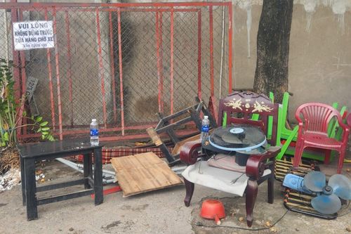 Nhiều đồ đạc được di dời ra khỏi căn nhà cháy. Ảnh: TK.