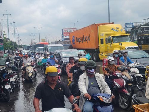 Giao thông ùn tắc đoạn qua hiện trường vụ cháy.