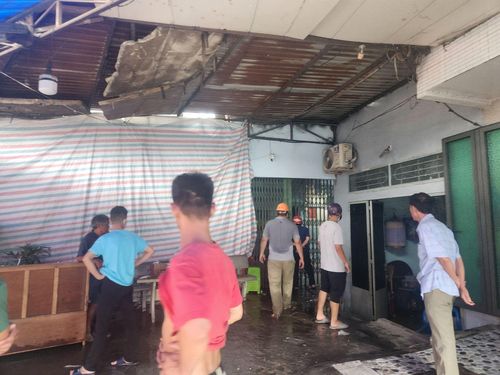 Nhiều người dân sống gần dãy phòng trọ hốt hoảng tháo chạy ra khu vực an toàn.