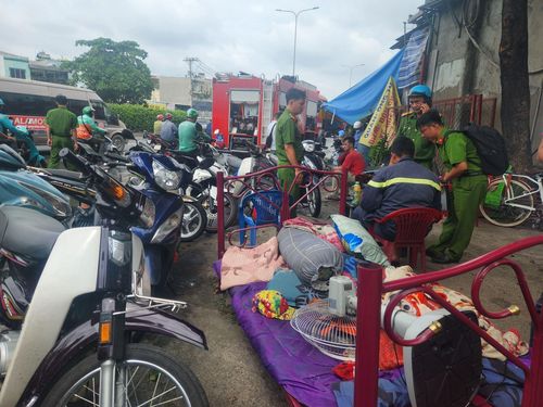 Nhiều tài sản từ phòng trọ được đưa ra ngoài.