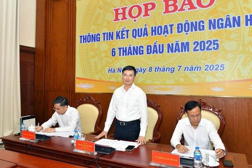 Phó Thống đốc Phạm Thanh Hà phát biểu tại họp báo. Ảnh: SBV