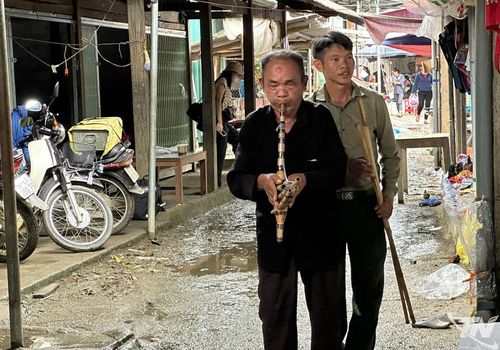 Dù không nhìn thấy, ông Vừ vẫn tự tay làm khèn, mang ra chợ phiên để bán.