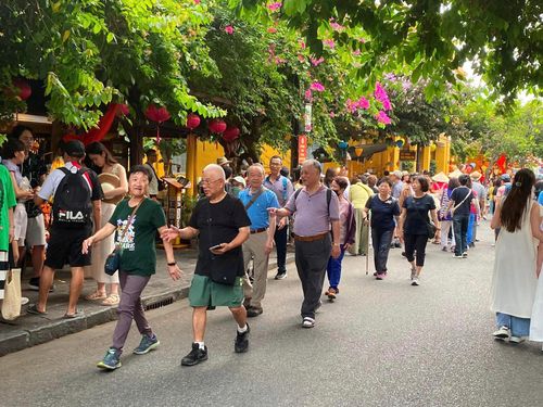Với 10,7 triệu lượt khách quốc tế, du lịch Việt Nam đã bứt phá ngoạn mục trong 6 tháng đầu năm 2025.