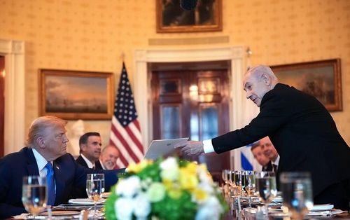 Thủ tướng Israel Benjamin Netanyahu trao thư đề xuất giải Nobel Hòa bình cho Tổng thống Mỹ Donald Trump tại Nhà Trắng ngày 7/7. Ảnh: Getty