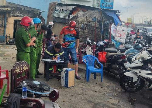 Cảnh sát lấy lời khai các nhân chứng để xác định nguyên nhân cháy.