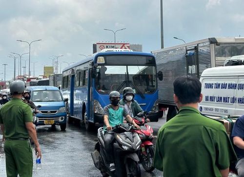 Giao thông qua khu vực cháy bị ùn ứ.