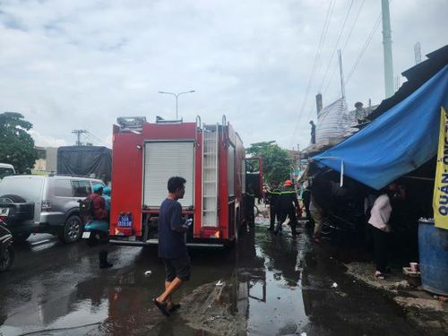 Sau 1h, đám cháy được khống chế.