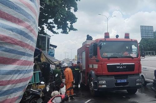 Xe chữa cháy có mặt tại hiện trường.