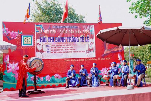 Trình diễn nghệ thuật trống tế Yên Thành.
