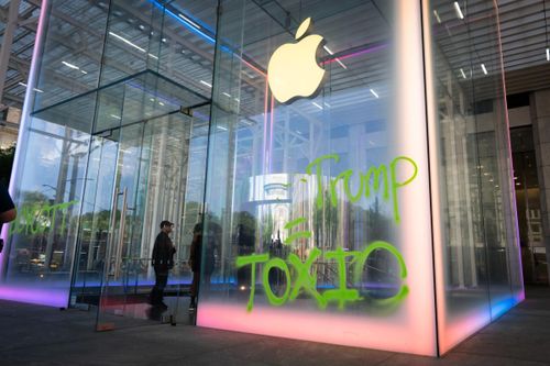  Nhà hoạt động môi trường phun sơn tố cáo CEO Tim Cook và Tổng thống Trump. Ảnh: Extinction Rebellion. 