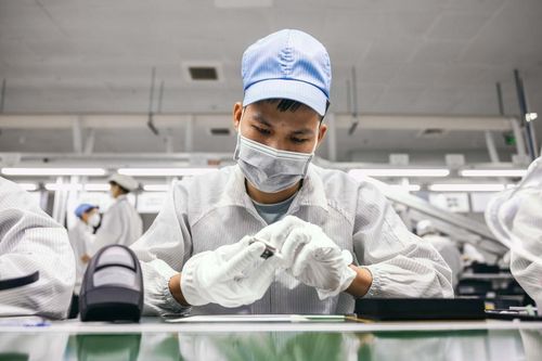 Công nhân lắp Apple Watch ở nhà máy tại Việt Nam. Ảnh: Apple.