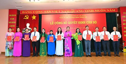  Phó Bí thư Đảng ủy các cơ quan Đảng TPHCM Lê Thị Hồng Nga trao quyết định thành lập cơ quan tham mưu giúp việc Đảng ủy các cơ quan Đảng TPHCM. Ảnh: VIỆT DŨNG 