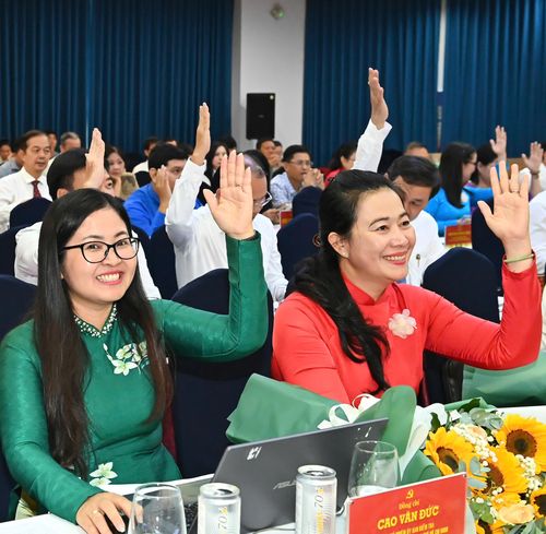  Các đại biểu thông qua tờ trình. Ảnh: VIỆT DŨNG 