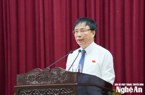 Đồng chí Bùi Đình Long - Ủy viên Ban Chấp hành Đảng bộ tỉnh, Phó Chủ tịch UBND tỉnh trình bày báo cáo các tờ trình, dự thảo Nghị quyết do UBND tỉnh trình kỳ họp. Ảnh: Thành Cường