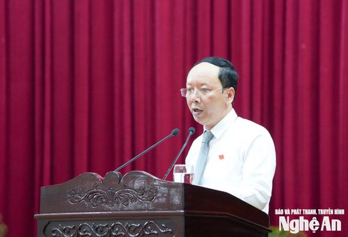 Đồng chí Bùi Thanh An - Ủy viên Ban Thường vụ Tỉnh ủy, Phó Chủ tịch Thường trực UBND tỉnh trình bày báo cáo tình hình kinh tế - xã hội 6 tháng đầu năm 2025, nhiệm vụ 6 tháng cuối năm 2025. Ảnh: Thành Cường