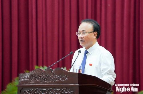 Đồng chí Nguyễn Nam Đình - Ủy viên Ban Thường vụ Tỉnh ủy, Phó Chủ tịch Thường trực HĐND tỉnh trình bày báo cáo các tờ trình, dự thảo Nghị quyết do Thường trực HĐND tỉnh trình kỳ họp. Ảnh: Thành Cường