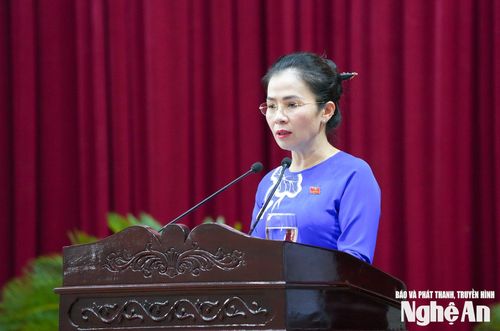 Đồng chí Võ Thị Minh Sinh - Phó Bí thư Tỉnh ủy, Chủ tịch Ủy ban MTTQ tỉnh, Trưởng đoàn ĐBQH tỉnh trình bày thông báo về hoạt động của MTTQ tỉnh tham gia xây dựng chính quyền, ý kiến, kiến nghị của Nhân dân; những đề xuất, kiến nghị với HĐND, UBND tỉnh. Ảnh: Thành Cường