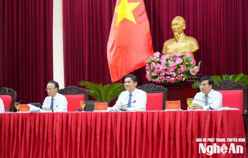 Các đồng chí chủ tọa kỳ họp. Ảnh: Thành Cường