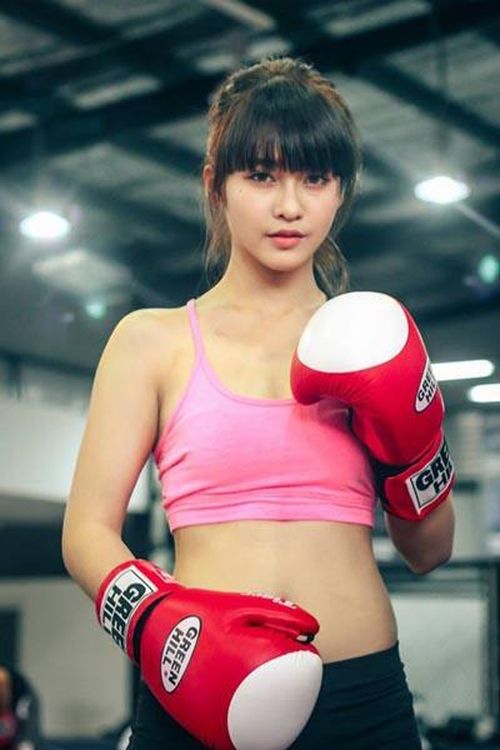 Boxing girl Khả Ngân.