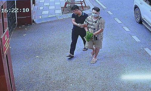 Lực lượng chức năng dẫn giải Tiến "Bịp" về trụ sở.