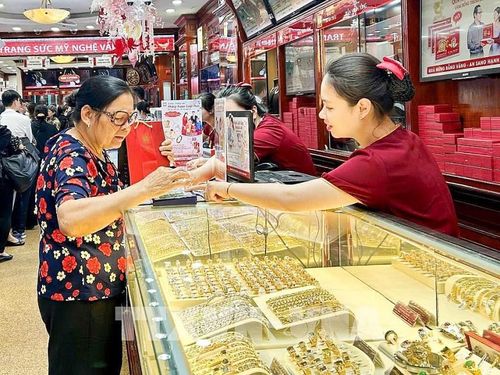 Trên thị trường sẽ có thêm thương hiệu vàng của các doanh nghiệp, ngân hàng được Ngân hàng Nhà nước cấp phép, người dân sẽ có nhiều lựa chọn sản phẩm và thương hiệu vàng hơn. Ảnh tư liệu