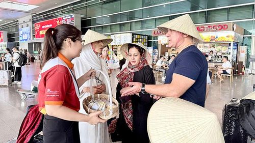 Đón đoàn du khách quốc tế đến du lịch TP.HCM.