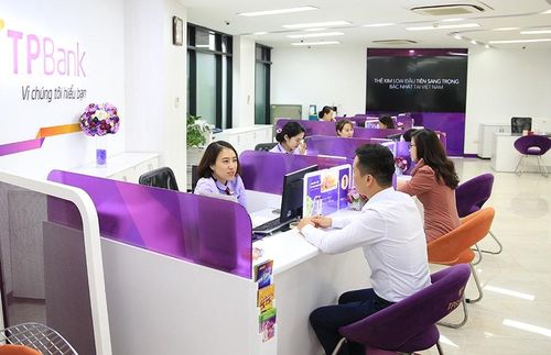 Khách hàng giao dịch tại Ngân hàng thương mại cổ phần Tiên Phong. Ảnh Nguyễn Quang