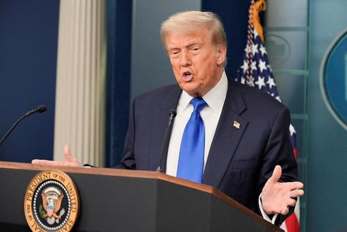 Từ ngày 8/7, ông Trump đã gửi thư áp thuế tới một loạt quốc gia với mức thuế mới dao động 20-50%. Ảnh: Reuters.