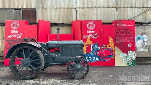  Một mẫu máy kéo cổ vẫn còn hoạt động tốt. 