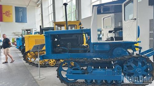  Một mẫu máy kéo cổ trong bảo tàng. 