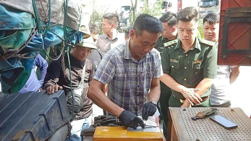 Khám xét xe chở bạc qua biên giới.