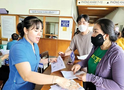 Hướng dẫn người dân thực hiện các thủ tục khám, chữa bệnh tại Khoa Khám bệnh, Bệnh viện Trung ương Huế