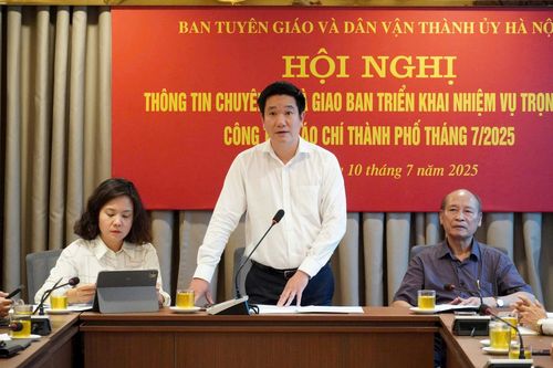 Phó Trưởng ban Tuyên giáo và Dân vận Thành ủy Hà Nội Nguyễn Huy Cường phát biểu kết luận phần thông tin chuyên đề. Ảnh: Hiền Lương