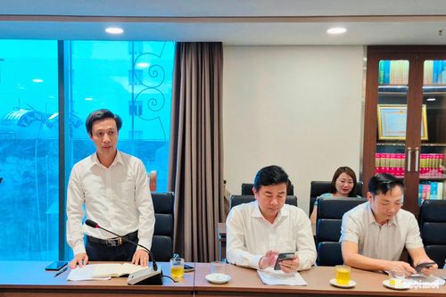 Nhà báo Vũ Quang Đán, Trưởng Cơ quan Thường trú Thông tấn xã Việt Nam tại Hà Nội trao đổi ý kiến tại hội nghị. Ảnh: Hiền Lương 