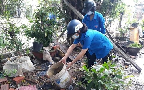 Lật úp các vật dụng chứa nước để tránh muỗi đẻ trứng và phát triển
