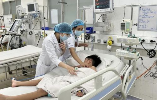 Trẻ mắc sốt xuất huyết nặng được điều trị tại Khoa Cấp cứu - Hồi sức tích cực - Chống độc trẻ em, Bệnh viện Bệnh Nhiệt đới Thành phố Hồ Chí Minh. Ảnh: Đinh Hằng/TTXVN