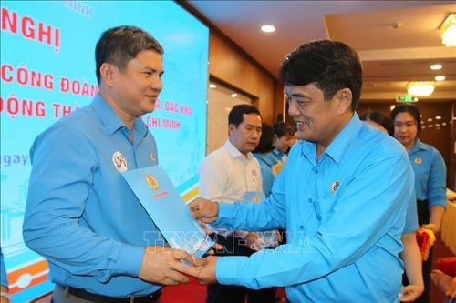 Ông Bùi Thanh Nhân, Chủ tịch Liên đoàn Lao động Thành phố Hồ Chí Minh trao quyết định thành lập các Công đoàn xã, phường, đặc khu.