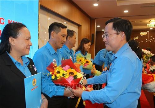 Ông Phùng Thái Quang, Phó Chủ tịch Liên đoàn Lao động Thành phố Hồ Chí Minh tặng hoa chúc mừng 139 Công đoàn xã, phường, đặc khu trực thuộc Liên đoàn Lao động Thành phố.
