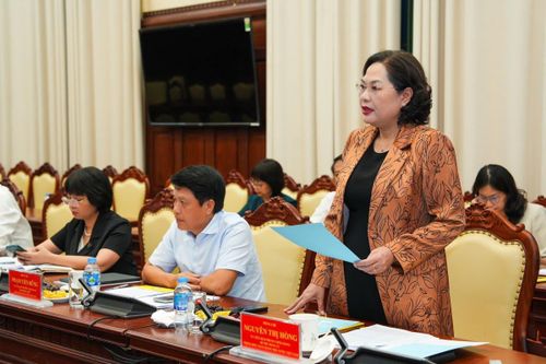 Đồng chí Nguyễn Thị Hồng, Ủy viên Ban Chấp hành Trung ương Đảng, Bí thư Đảng ủy, Thống đốc NHNN phát biểu tại Hội nghị