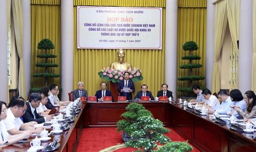 Họp báo công bố Lệnh của Chủ tịch nước công bố 9 luật đã được Quốc hội khóa XV, kỳ họp thứ 9 thông qua. Ảnh: VGP