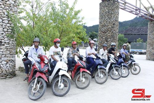 Mô hình “Tổ xe ôm Hoa hướng dương” tại xã Ngọc Chiến tạo việc làm và thu nhập ổn định cho người sau cai nghiện.